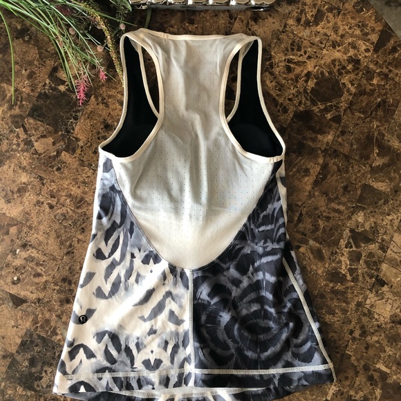 Lululemon Dance To Yoga Tank
Pretty Plume Angel Wing Black / Black - Picture 4 of 8